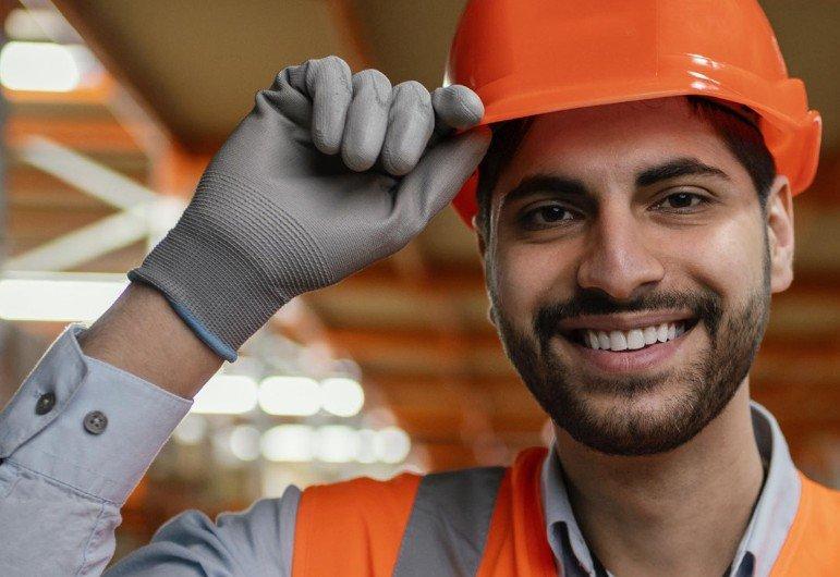 Colaborador sorrindo no ambiente de trabalho